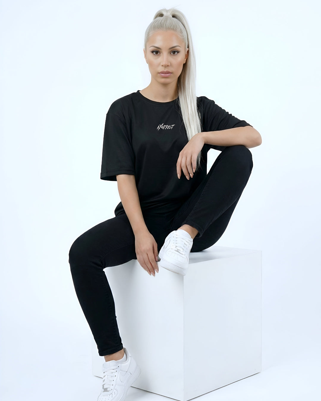 Modelka a černé triko kxntrast EAT PUSSY, s potiskem eat pussy