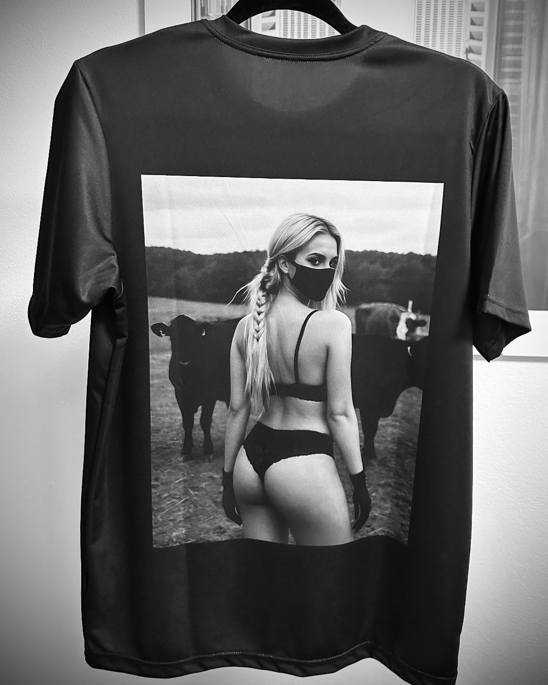 Černé triko COW GAL na věšáku s potiskem ženy a krav